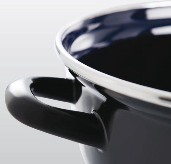 Close-up van de handgreep en zilverkleurige rand van een zwarte braadpan.