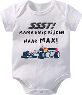 Hospitrix Baby Rompertje met Tekst "SSST! Mama en ik kijken naar MAX | go max - Korte Mouw - Cadeau - Zwangerschap - Aankondiging -  Verstappen - Romper