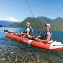 Man en vrouw met vishengels in rode en witte Intex Excursion Pro kajak op meer.