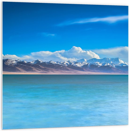 WallClassics - PVC Schuimplaat- Bergen met Wolken aan het Water - 100x100 cm Foto op PVC Schuimplaat