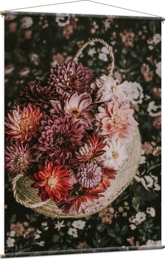 WallClassics - Textielposter - Compositie van Rood/Roze Bloemen in Mand - 120x180 cm Foto op Textiel
