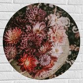 WallClassics - Muursticker Cirkel - Compositie van Rood/Roze Bloemen in Mand - 70x70 cm Foto op Muursticker