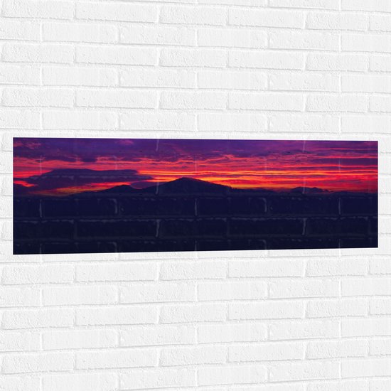 WallClassics - Muursticker - Geleurde Zonsondergang achter Heuvel - 120x40 cm Foto op Muursticker