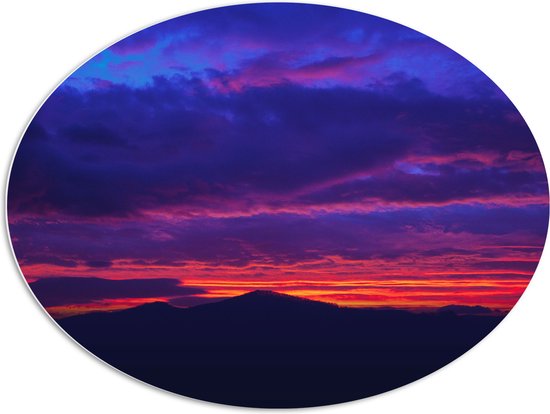 WallClassics - PVC Schuimplaat Ovaal - Geleurde Zonsondergang achter Heuvel - 96x72 cm Foto op Ovaal  (Met Ophangsysteem)