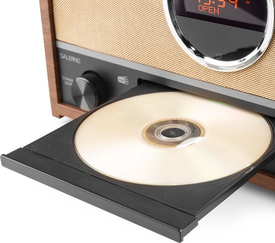 Gedetailleerde opname van de Audizio radio met open CD-lade, houten kast en stoffen front.