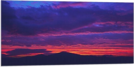 WallClassics - Vlag - Geleurde Zonsondergang achter Heuvel - 100x50 cm Foto op Polyester Vlag