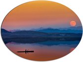 WallClassics - Dibond Ovaal - Bootje op het Water Met Rode Maan - 68x51 cm Foto op Ovaal (Met Ophangsysteem)
