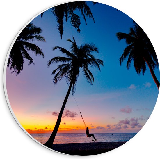WallClassics - PVC Schuimplaat Muurcirkel - Schommelen op een Tropisch Strand bij Zonsondergang - 20x20 cm Foto op Muurcirkel (met ophangsysteem)