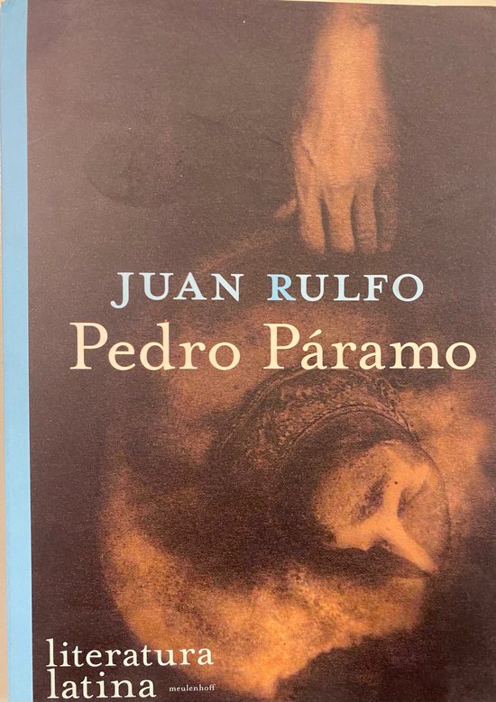 Boekomslag van Pedro Páramo met een deel van een gezicht en een hand op een bruine achtergrond.
