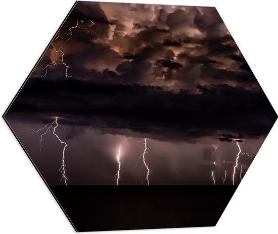 WallClassics - Dibond Hexagon - Donkere Wolken met Bliksemschichten - 60x52.2 cm Foto op Hexagon (Met Ophangsysteem)