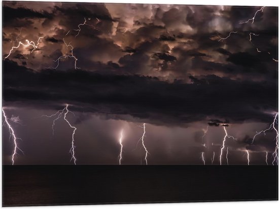 WallClassics - Vlag - Donkere Wolken met Bliksemschichten - 80x60 cm Foto op Polyester Vlag