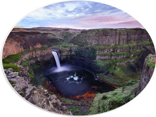 WallClassics - PVC Schuimplaat Ovaal - Palouse Falls State Park - Waterval in de Bergen - 40x30 cm Foto op Ovaal  (Met Ophangsysteem)