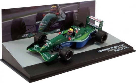 Groene Jordan Ford 191 raceauto met blauwe accenten, nummer 32, met piloot. "7 UP" reclame.