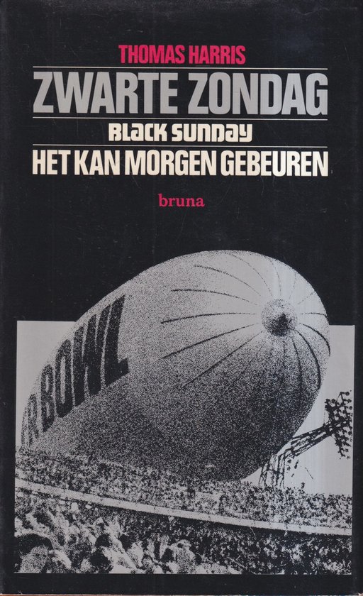 Boek "Zwarte Zondag" met grote opblaasbare "SUPER BOWL" in zwart-wit, met publiek.