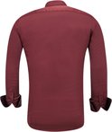 Chemise longue en satin bordeaux pour hommes, coupe ajustée.