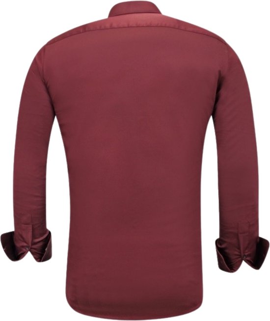 Chemise longue en satin bordeaux pour hommes, coupe ajustée.