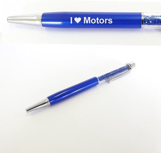 Stylo bleu avec détails argentés, rempli de cristaux bleus. Gravure 'I ❤️ Motors'.