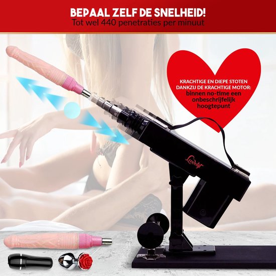 Zwarte seksmachine met roze dildo, met pijlen die penetratie aangeven. Op de voorgrond kleine accessoires.