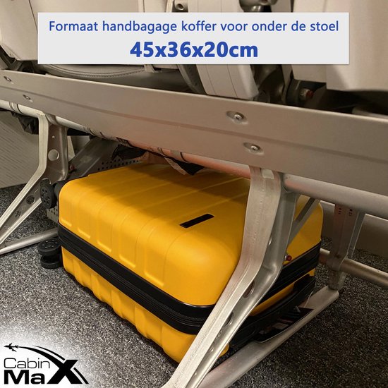 Gele handbagage koffer van 45x36x20cm onder een vliegtuigstoel.