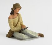 MadDeco - moderne tijden beeldjes - Nadal - zitten schrijven - vrouw - 19.5 cm hoog - met de hand gemaakt in Spanje