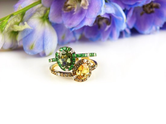 Ring in geel goud gezet met groene saffier, gele saffier en diamant
