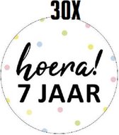 30x Sluitsticker Hoera 7 Jaar - Sluitstickers - 40mm - Jarig - Hoera - Feest - Uitdelen - Sluitzegel - Traktatiesticker - Verjaardag - 7 Jaar - Traktatie - 30 Stuks - Stickers - Cadeausticker - Wensetiket