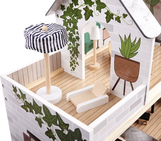 Poppenhuis met zonnebed, staande lamp met gestreepte kap en planten.