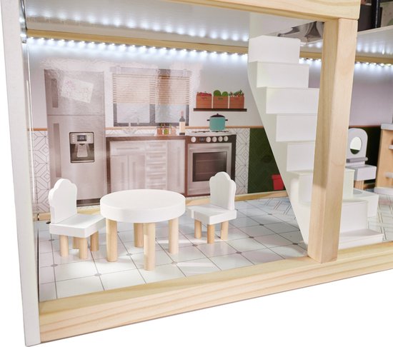 Poppenhuis keuken met witte tafel, twee stoelen, koelkast en fornuis. Wit betegelde vloer.