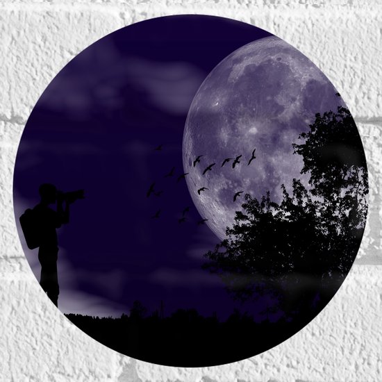 WallClassics - Muursticker Cirkel - Fotograaf bij Volle Maan achter Bomen - 20x20 cm Foto op Muursticker