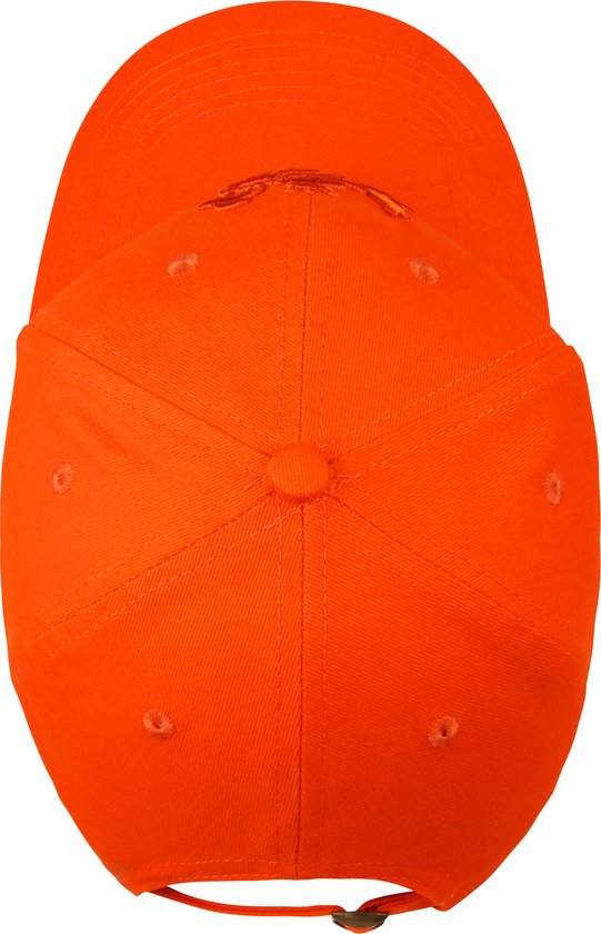 Vue de dessus d'une casquette de baseball orange avec un motif cousu sur le dessus.