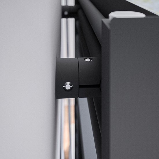 Pièce de montage noire d'un radiateur design avec une goupille métallique.