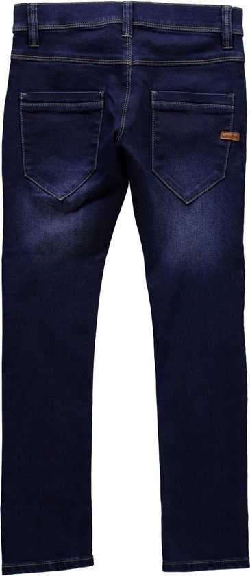 Donkerblauwe jeans van Name It, achterkant met twee steekzakken en een bruin label.