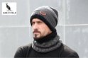 Man met donkergrijze gebreide muts en col met zwarte fleece voering.