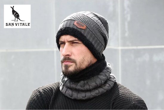 Man met donkergrijze gebreide muts en col met zwarte fleece voering.