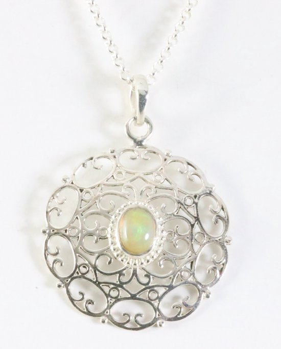 Opengewerkte zilveren hanger met Ethiopische opaal aan ketting