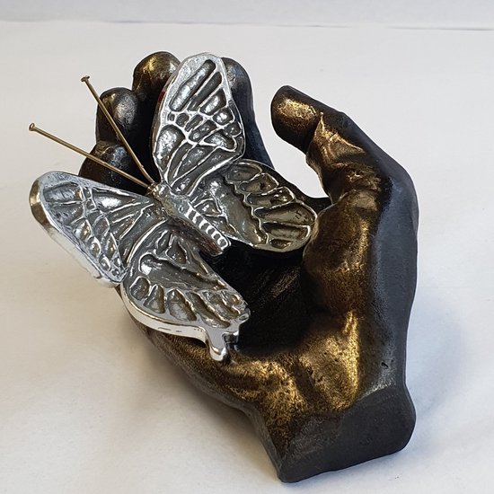 hand groot verbronsd met zilvertin vlinder