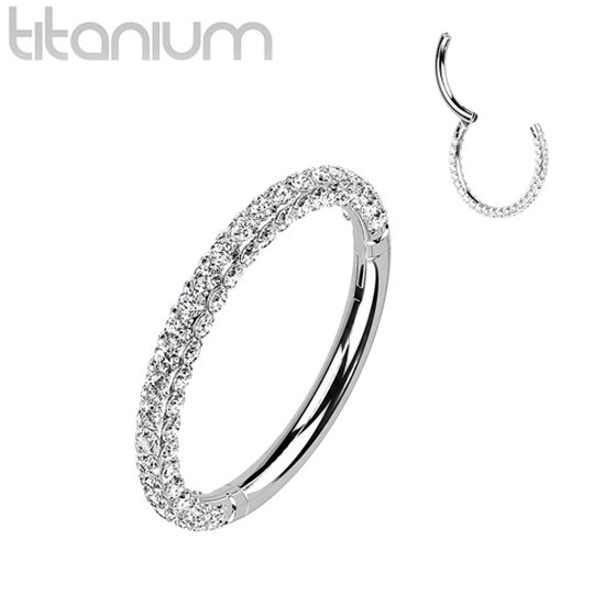 Titanium ringetje bezet met twee rijen zilverkleurige steentjes.