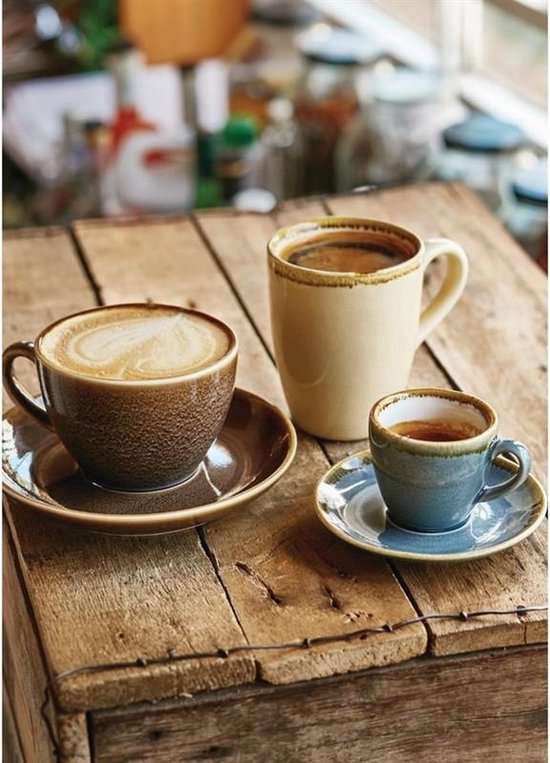 Drie kopjes koffie op een houten tafel. Twee cappuccino's en één espresso in aardewerk kopjes.