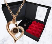 Mea Manu® I Love You Ketting in 100 Talen - Rose Goud - Moederdag - Cadeautje voor vrouw - Valentijn - Geschenkset - Rozen Giftbox met ketting - 12x rode zeeprozen met geur - Geschenkdoos - Valentijn cadeautje voor haar - Moederdag Cadeautje