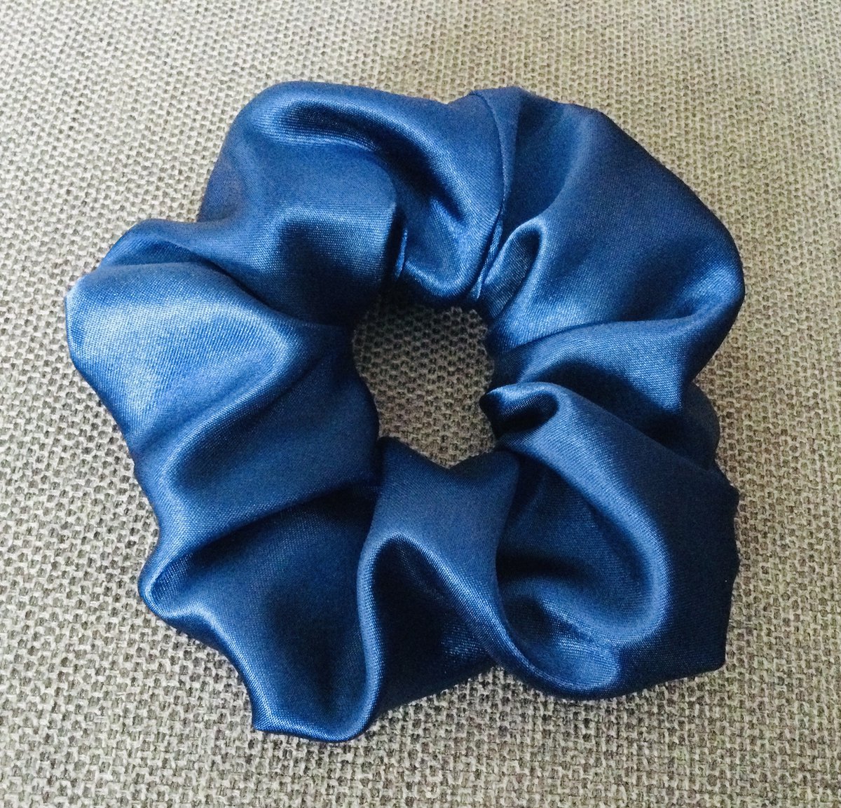 Scrunchie XL satijn - blauw - kobaltblauw - blue - handgemaakt - handmade - haaraccessoire