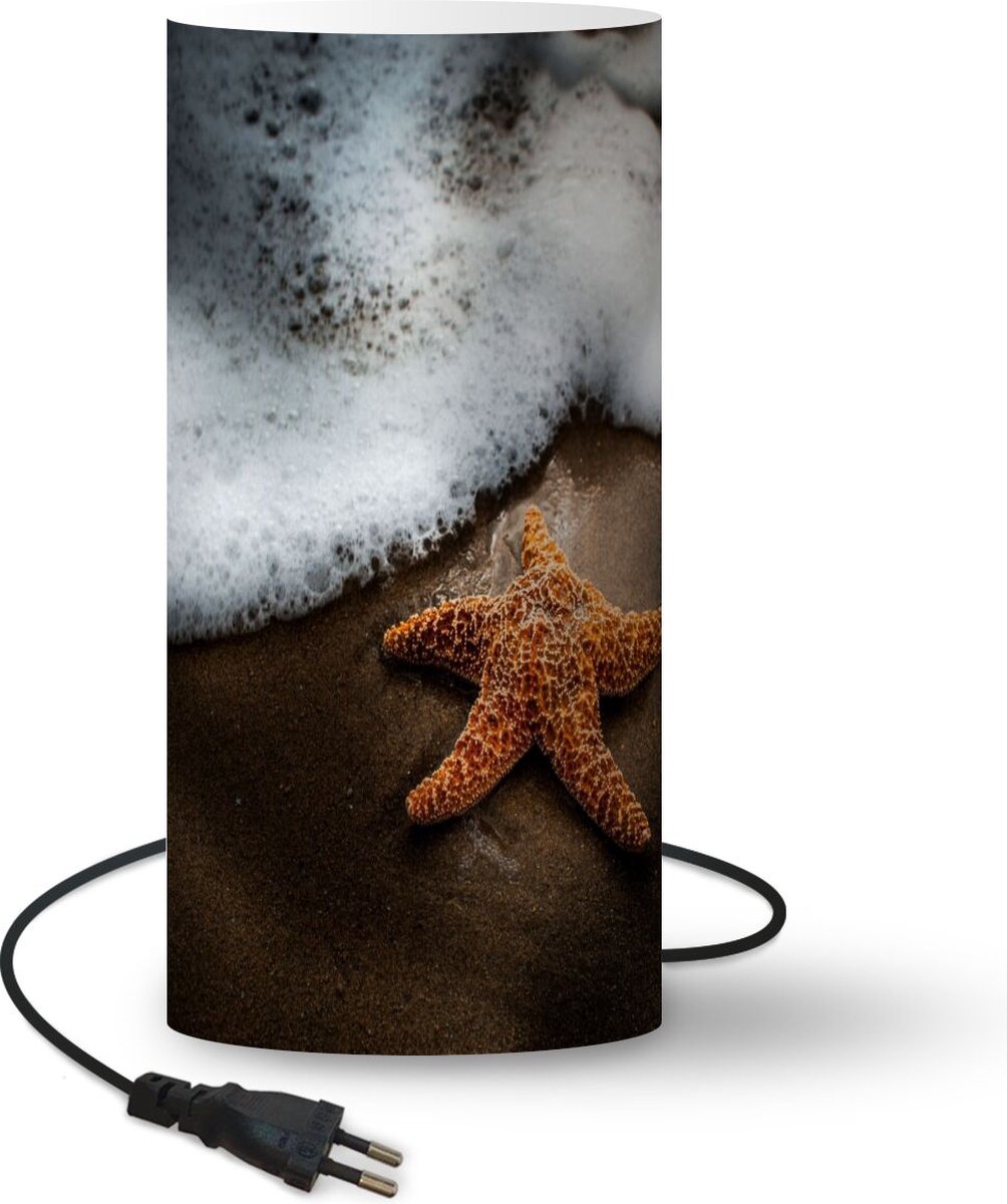 Lamp - Nachtlampje - Tafellamp slaapkamer - Zeester - Zand - Water - 33 cm hoog - Ø15.9 cm - Inclusief LED lamp