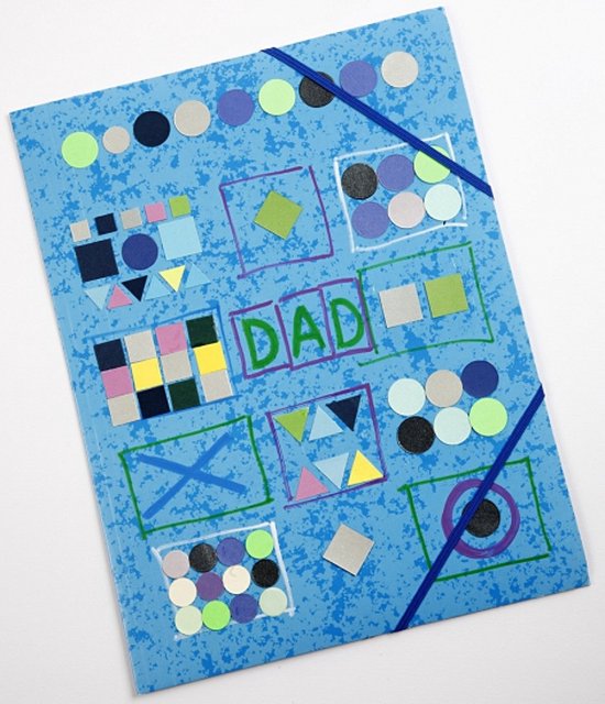 Blauw mapje met gekleurde cirkels en vierkanten. Tekst 'DAD' in het midden.