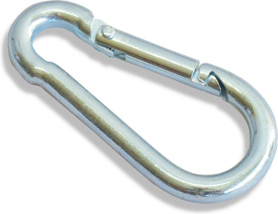 Zilverkleurige karabijnhaak met veersluiting.