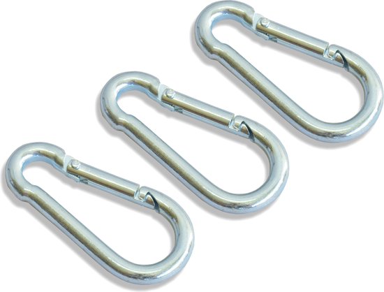 Drie zilverkleurige karabijnhaakjes op een rij.