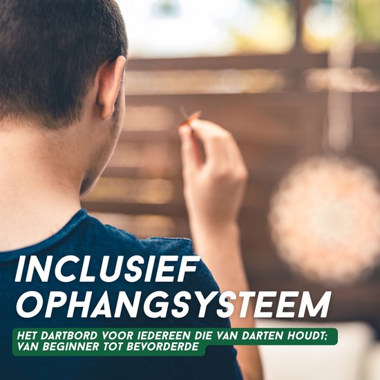 Een man met een dartpijl in zijn hand, klaar om te gooien. Tekst: "Inclusief ophangsysteem. Het dartbord voor iedereen die van darten houdt; van beginner tot bevordere."