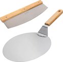 Een pizzasnijder met houten handvat en een pizzaschep met houten handvat.