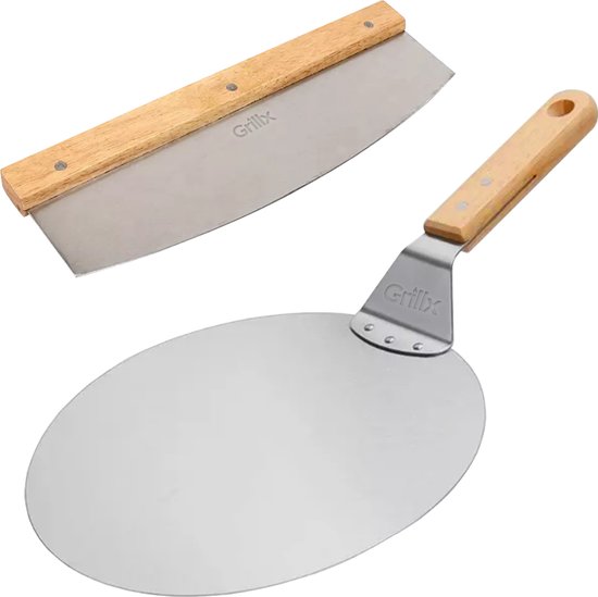 Een pizzasnijder met houten handvat en een pizzaschep met houten handvat.