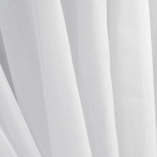 Witte voile stof met verticale plooien.