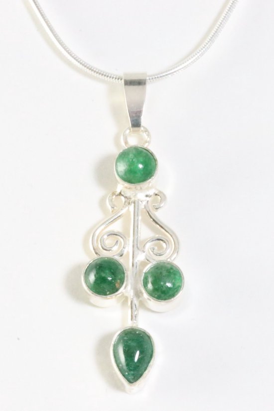 Langwerpige zilveren hanger met jade aan ketting