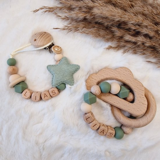 Blue or Pink- Cadeauset jongen- groen creme hout - speenkoord met naam - bijtring met naam - tashanger - Kraamcadeau